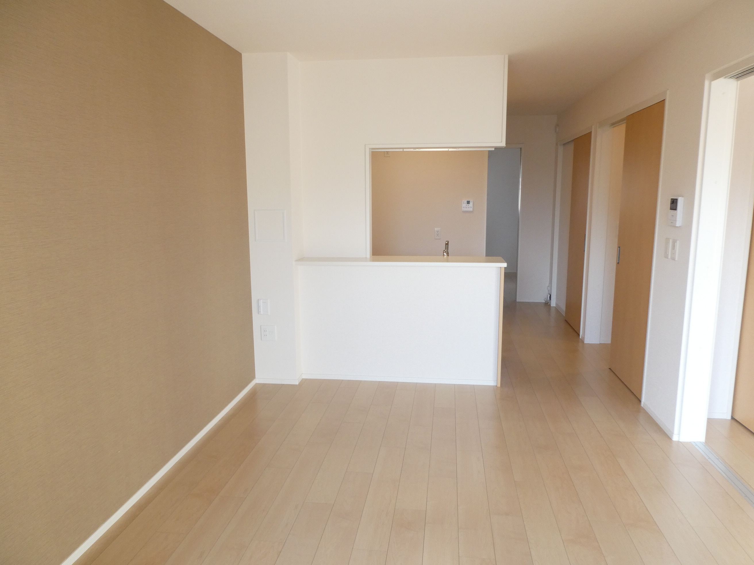 居室・リビング　同物件別号室(左右反転タイプ間取り)のものです。