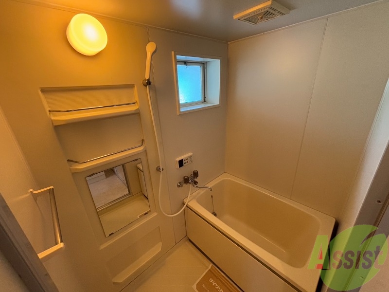 バス・シャワールーム　浴室はシンプルな造りですが、棚が大きいですね。ｌ