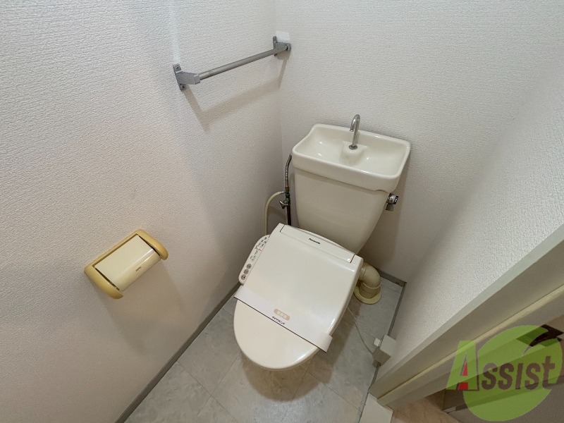 トイレ　トイレはウォシュレット付きで、横にはタオルかけがございます。