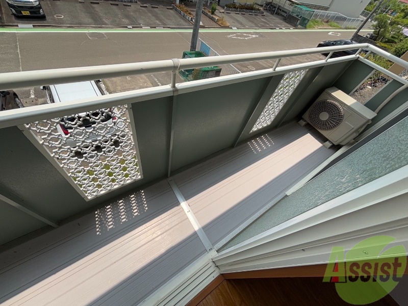 バルコニー　バルコニーは広々としており、洗濯物を干すことができます。