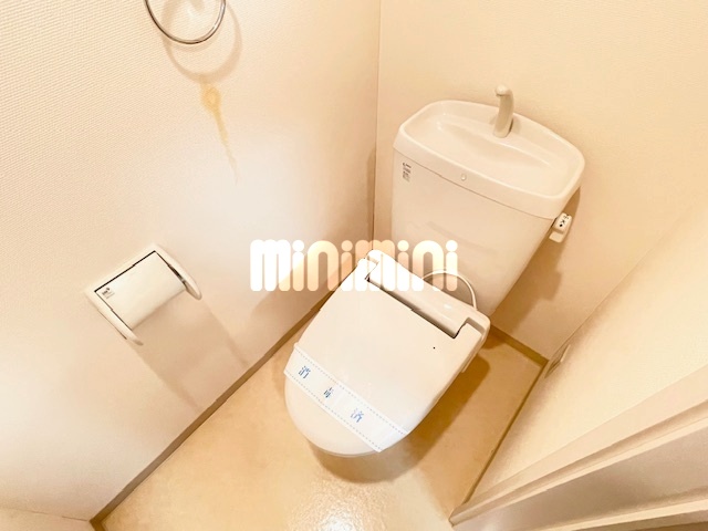 トイレ　温水洗浄便座付きのトイレです。