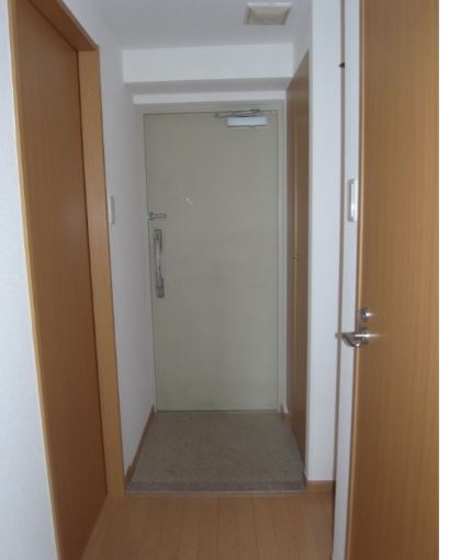 玄関　同物件別部屋です