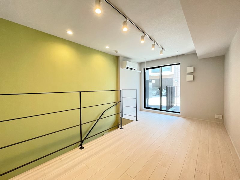 居室・リビング　おしゃれなカーラーのリビング