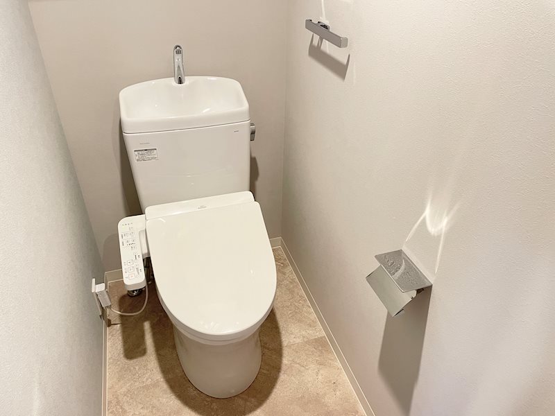 トイレ　温水洗浄便座付き