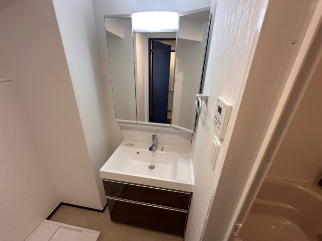 洗面設備　明るい洗面所です