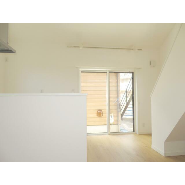 居室・リビング　ＬＤＫ＠西窓～洗面所前から西窓方向を見ています。左側の壁裏は