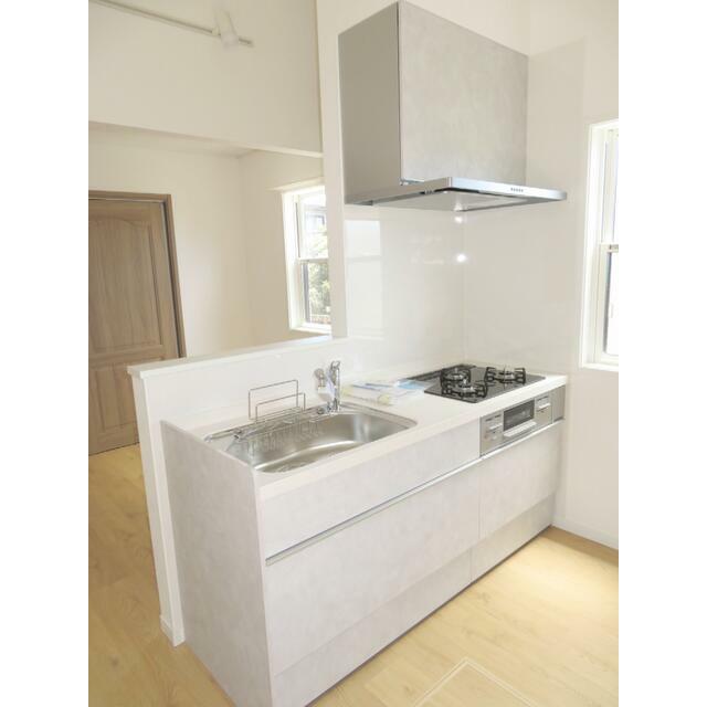 キッチン　ＬＤＫ＠流し台～３口ガスコンロ付きです。流し台の引出はソフト