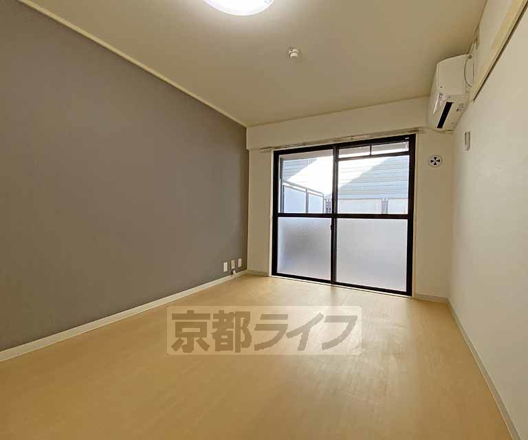 居室・リビング　角部屋・南向き専用庭付きのお部屋です。近隣徒歩２分圏内...