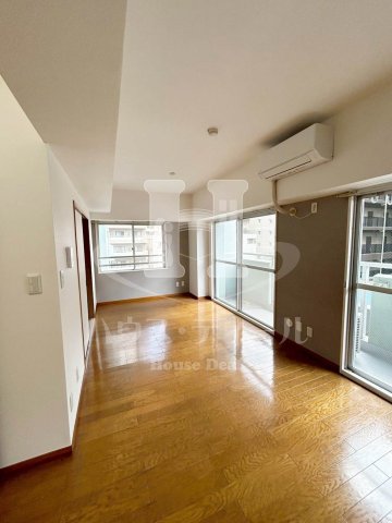 居室・リビング　明るくて広いリビングです　以下別号室参考写真です