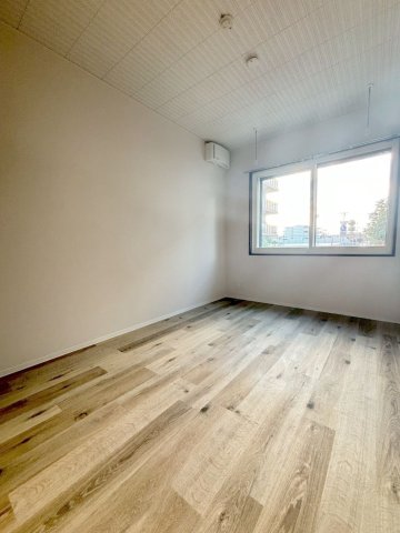 居室・リビング　防音室は防音床、防音壁、防音天井となっており、まさに楽器を演