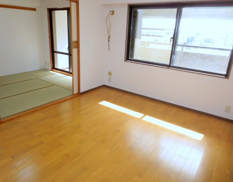 居室・リビング　床暖房ありＬＤ９．１帖＆和室６帖　続き間で広々明るく利用でき