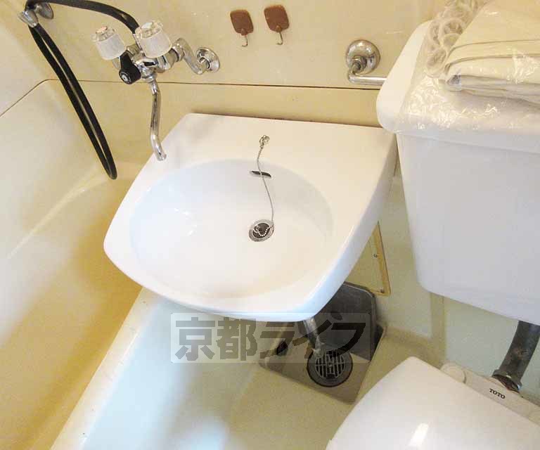 洗面設備　簡素な洗面台です