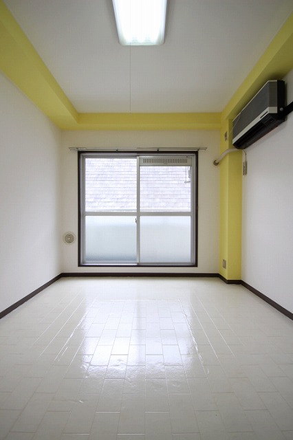 居室・リビング　同物件、別号室のものです。