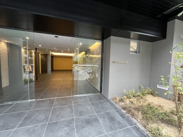 エントランス　落ち着いたエントランスです