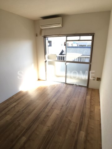 その他部屋・スペース　広くて明るい寝室 同型タイプです