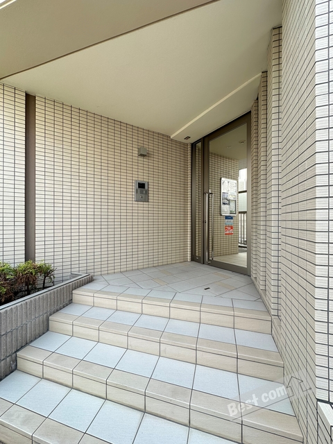 エントランス　オートロック付きで部外者シャットアウト♪