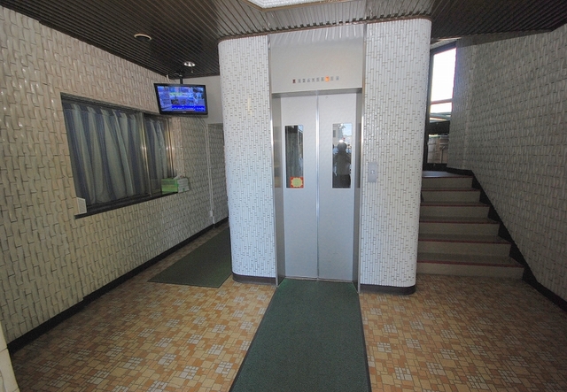エントランス　エレベータ