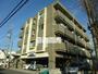 建物外観　閑静な住宅街に佇む落ち着いた雰囲気のマンションです。