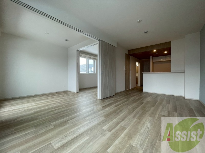 居室・リビング　日当たりが良くて心地よく過ごせそうなお部屋です。