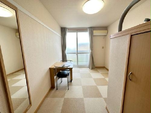 居室・リビング　カーペットは部屋毎に模様が異なります。