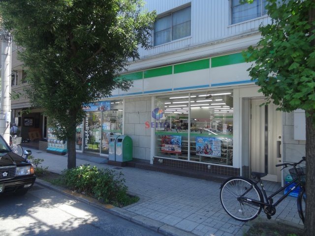 コンビニ　ファミリーマート（コンビニ）まで272m