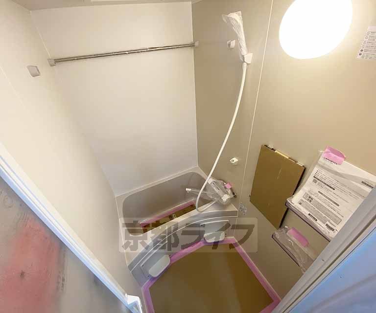 バス・シャワールーム　鏡のある便利なお風呂