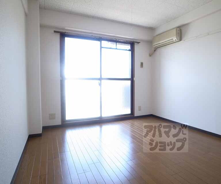 居室・リビング　日当たり良好の明るい室内です・