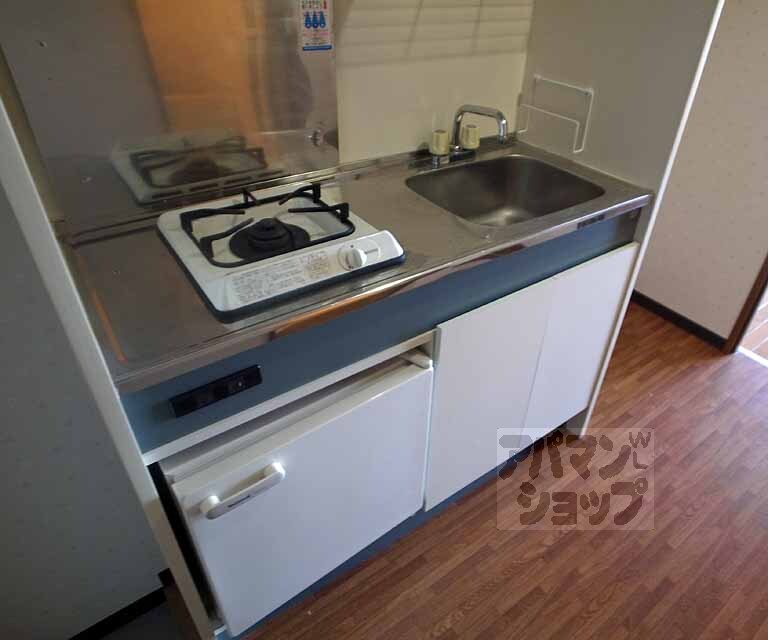 キッチン　コンロ、冷蔵庫のある便利なキッチンです！