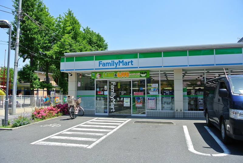 コンビニ　ファミリーマート浮間中央通り店（コンビニ）まで382m