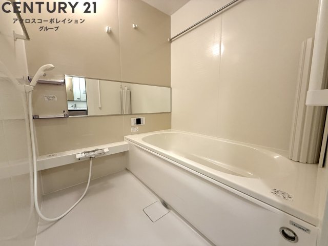 バス・シャワールーム　追い焚き機能付き　お風呂で足を伸ばして入浴できます☆