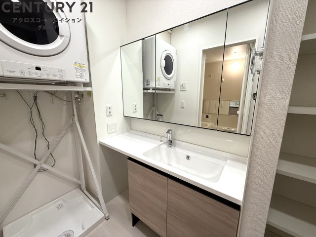 洗面設備　三面鏡洗面化粧台　洗濯乾燥機付き