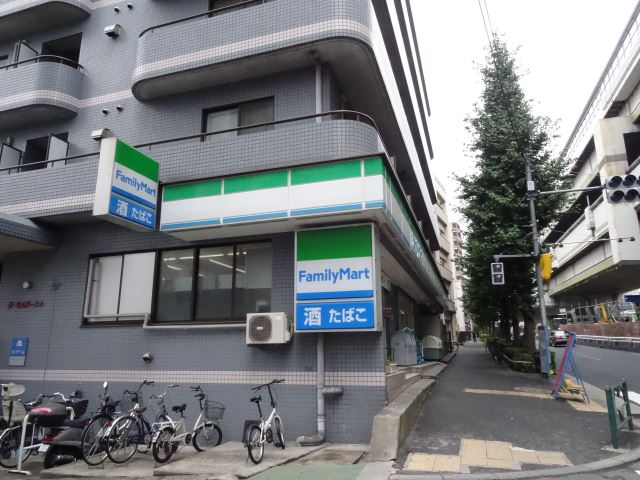 コンビニ　ファミリーマート（コンビニ）まで330m