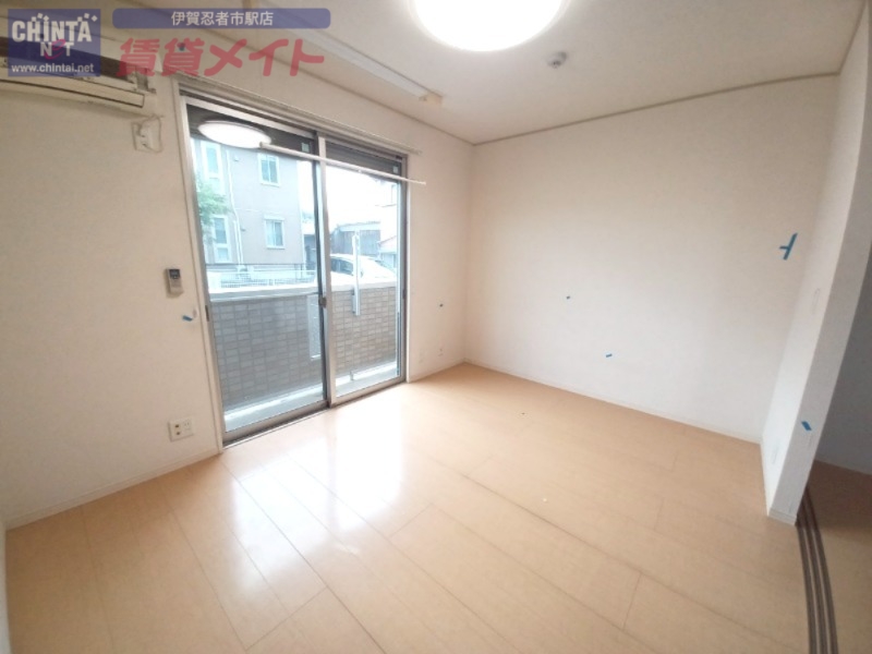 居室・リビング　同建物の別部屋写真です