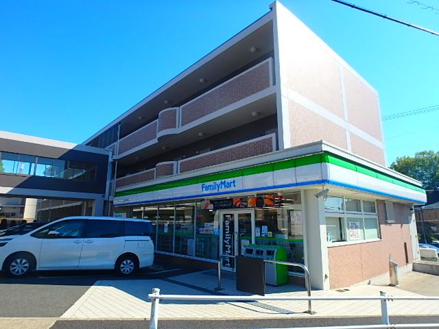 コンビニ　ファミリーマート（コンビニ）まで520m