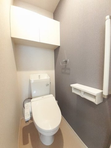 トイレ　落ち着いた色調のトイレです