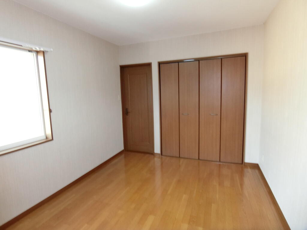 居室・リビング　収納たっぷりの洋室、角部屋です♪