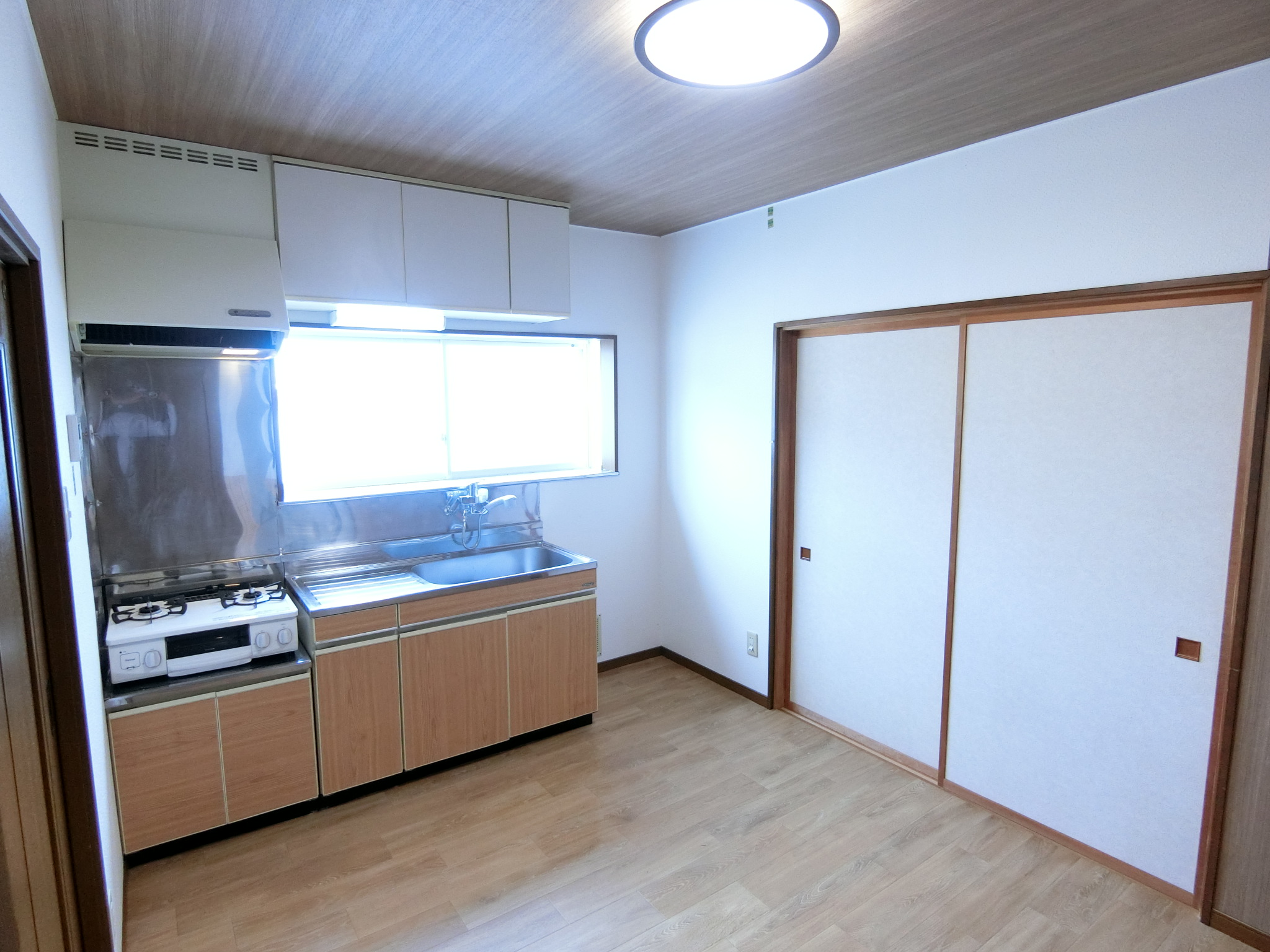 居室・リビング　ダイニングです、白いクッキングコンロ新設しました♪