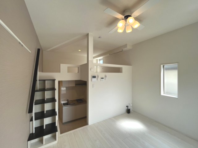 居室・リビング　手すり付きの階段で昇り降りも安心※モデルルームの写真になりま