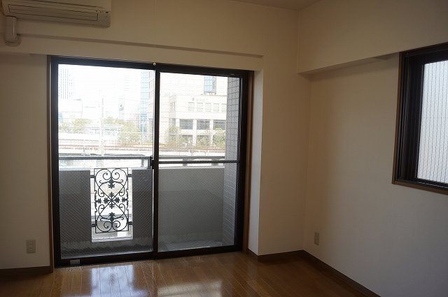 居室・リビング　明るい色の床材を使用したお部屋です