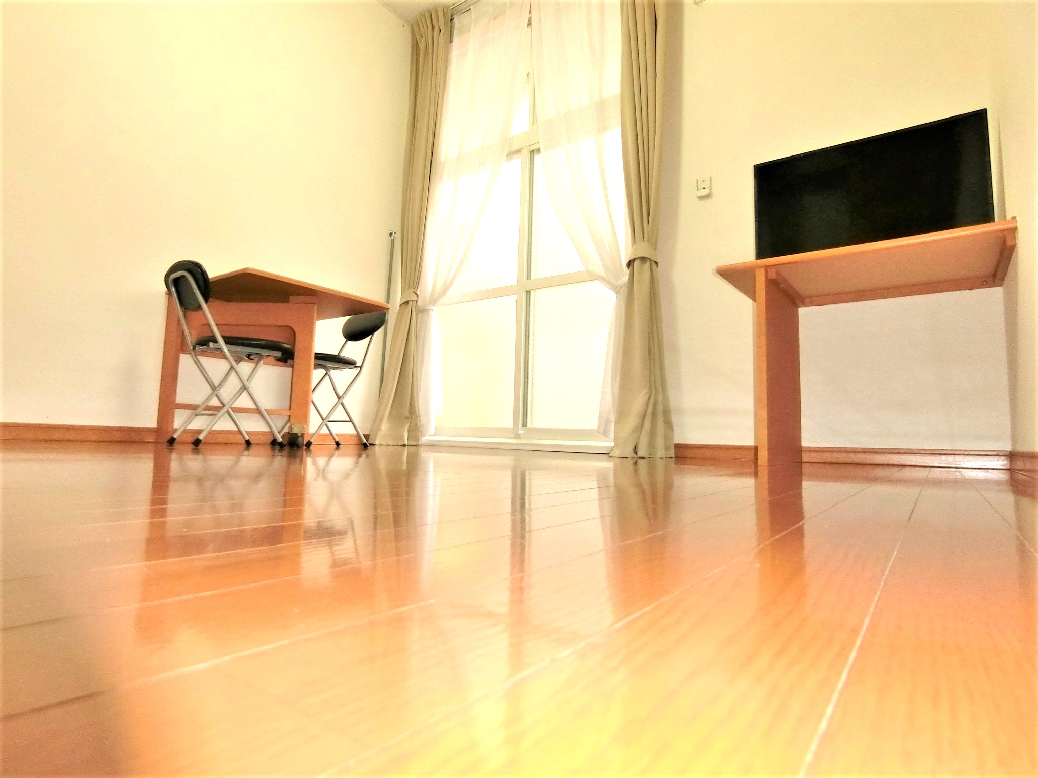 その他　折畳み机とイス・テレビ・エアコン・照明・カーテンを完備です☆