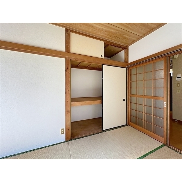 収納　天井の高さまで入る収納です