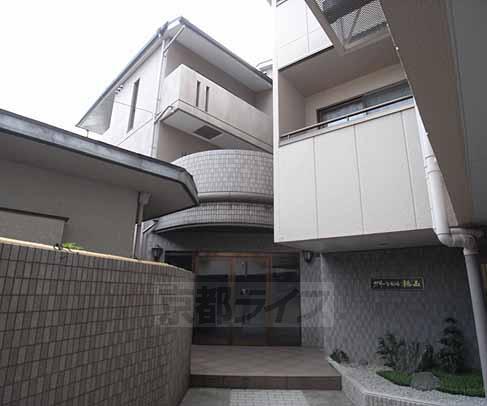 建物外観　入り口が豪華なマンションです。