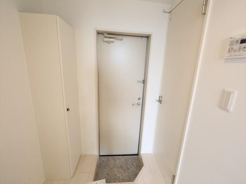 玄関　玄関　シューズボックス付（収納充実してます）　同型画像