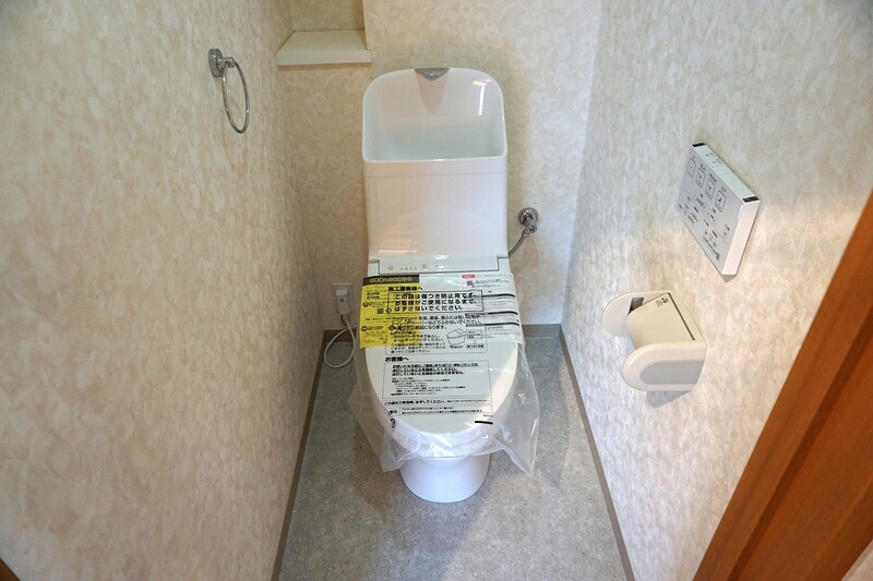 トイレ　落ち着いた色調のトイレです