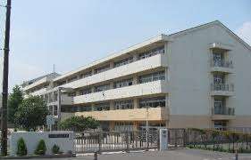 中学校　横浜市立十日市場中学校（中学校）まで621m