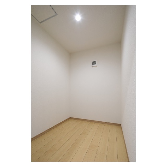 収納　多様な使い方が出来る照明付き2.5帖納戸