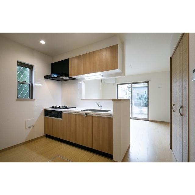 キッチン　システムキッチンには小窓があります