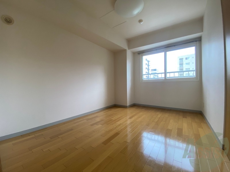 その他部屋・スペース　こちらが寝室です。窓が大きくて明るいですね。