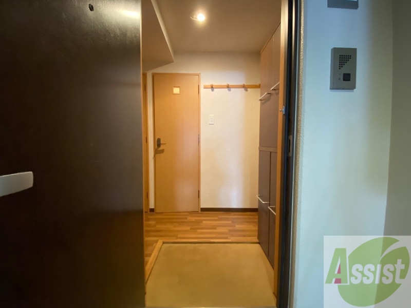 玄関　玄関です。すぐ広いリビングにつながっています。