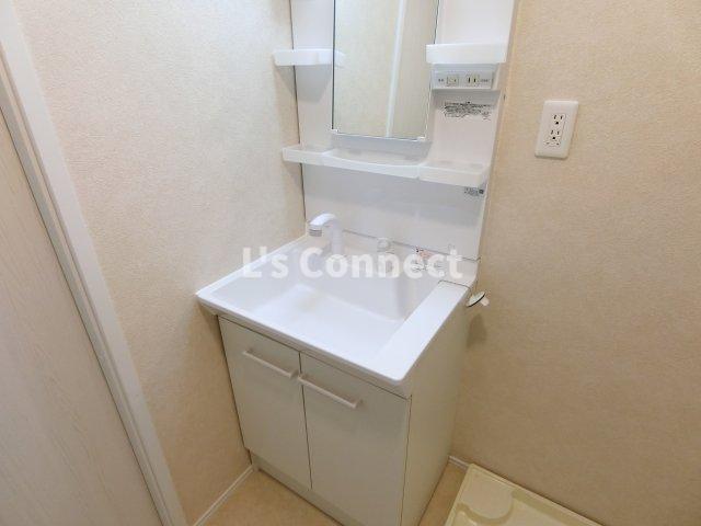 洗面設備　朝の支度もスムーズな独立洗面台。